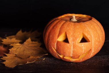 sonbahar yaprakları ile Cadılar Bayramı kompozisyon