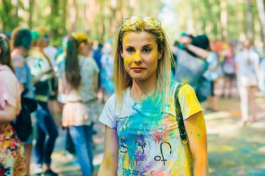 Vichuga, Rusya - 17 Haziran 2018: Renkler Holi Festival. Mutlu bir kız portresi
