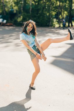 Vichuga, Rusya - 17 Haziran 2018: Renkler Holi Festival. Mutlu bir kız portresi