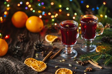 masada Noel dekor ile portakal dilimleri, tarçın çubukları ve baharatlar ile mulled şarap bardak