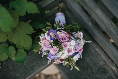 gül ve pembe krizantem düğün buketi