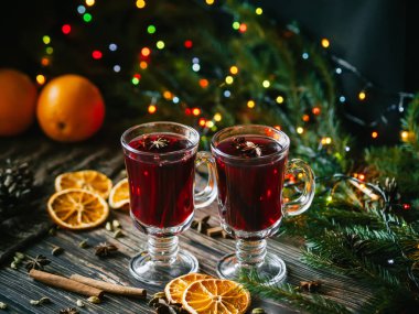 İki bardak sıcak mulled şarap dekore edilmiş bir Noel ahşap tablo