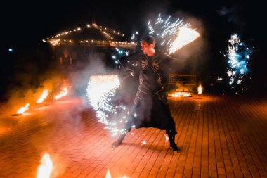 Semigorye, Ivanovo Oblast, Rusya - 16 Temmuz 2016: Yanan meşalelerle profesyonel sanatçılardan oluşan ekipten tehlikeli ateş gösterisi