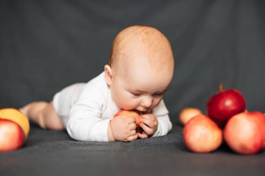 Yeni doğan çocuk elma ile yalan. Küçük çocuk
