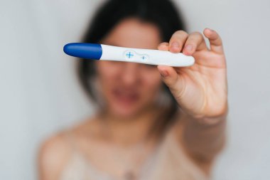 mutlu hamile kızın elinde pozitif gebelik testi