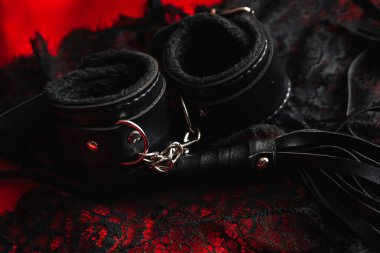 Deri kelepçe ve Bdsm rol yapma seks oyunları için kırbaç