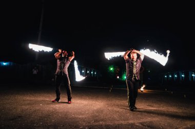 Ivanovo, Rusya - 23 Ağustos 2016: Ateşli köpüklü meşalelerle profesyonel sanatçılar dansçılar bir ateş gösterisi gerçekleştirdi