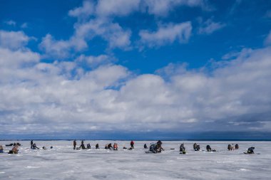 nehir buz üzerinde kışın balıkçılık erkek balıkçılar grubu