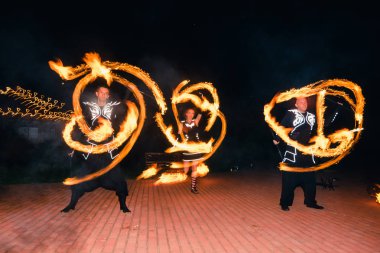 Semigorye, Ivanovo Oblast, Rusya - 16 Temmuz 2016: Yanan meşalelerle profesyonel sanatçılardan oluşan ekipten tehlikeli ateş gösterisi