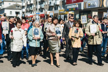 Vichuga, Rusya-9 Mayıs 2018: ölümsüz alay-akrabaları portreleri ile insanlar, Ikinci Dünya Savaşı 'nda katılımcılar, zafer günü geçit töreni