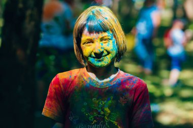 Vichuga, Rusya - 17 Haziran 2018: Renkler Holi Festival. Neşeli kız