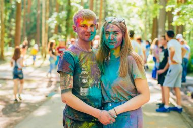 Vichuga, Rusya - 17 Haziran 2018: Renkler Holi Festival. Erkek ve kız holiday adlı gülümseyen mutlu
