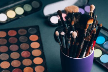 profesyonel makyaj fırçaları renkli göz gölgeler ile bir palet arka plan ayarlamak