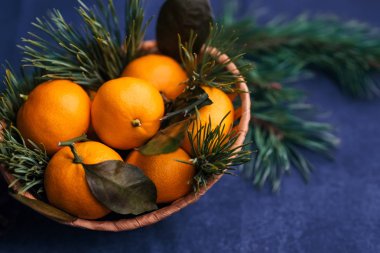 Masada mandallı ve çam dallı ahşap sepet.