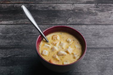 Maydanoz bir kase ve bir kaşık ile sebze kabak krem çorbası