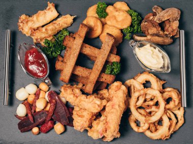 aperatifler için ekmek kırıntıları, sosis, peynir, soslar ile bira kümesi