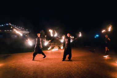 Semigorye, Ivanovo Oblast, Rusya - 16 Temmuz 2016: Yanan meşalelerle profesyonel sanatçılardan oluşan ekipten tehlikeli ateş gösterisi