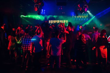 bir gece kulübünde dans pistinde dans insanlar