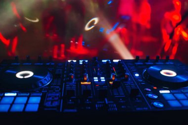 Müzik ve ses karıştırma için dj mikser