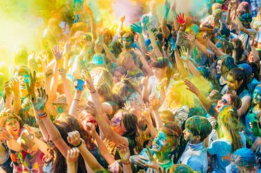 Vichuga, Rusya - 17 Haziran 2018: Renkler Holi Festivali kutlamaları, mutlu insanlar bir kalabalık