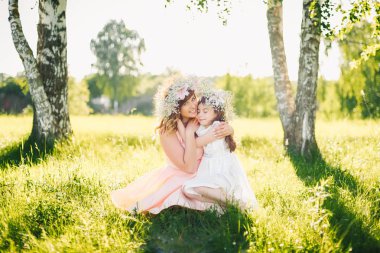 Çayırda sarılma beyaz görünüm kızı olan mutlu güzel annem