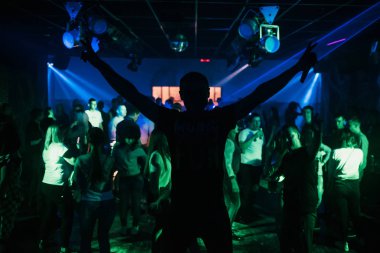 mc gece kulüp sahne üzerinde mikrofon ile