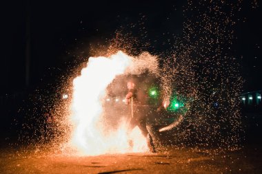 Ivanovo, Rusya - 23 Ağustos 2016: Ateşli köpüklü meşalelerle profesyonel sanatçılar dansçılar bir ateş gösterisi gerçekleştirdi