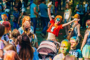 Vichuga, Rusya - 17 Haziran 2018: Mutlu yüzler boya renkleri Holi Festivali kızlarla