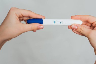 Hamilelik testi pozitif bir sonuç ile bir kız elinde