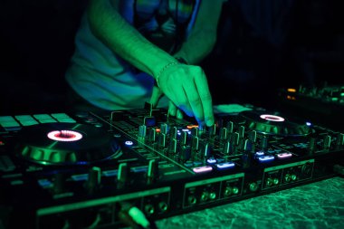 eller Dj karıştırma ve profesyonel bir denetleyici üzerinde müzik çalma