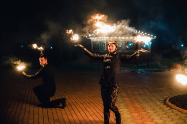 Semigorye, Ivanovo Oblast, Rusya - 28 Nisan 2017: Profesyonel sanatçıların yanan meşaleleriyle ateş gösterisi