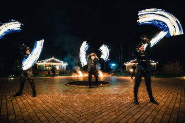 Semigorye, Ivanovo Oblast, Rusya - 28 Nisan 2017: Profesyonel sanatçıların yanan meşaleleriyle ateş gösterisi