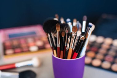 profesyonel makyaj fırçalar palet göz gölgeler ile arka plan üzerinde ayarla