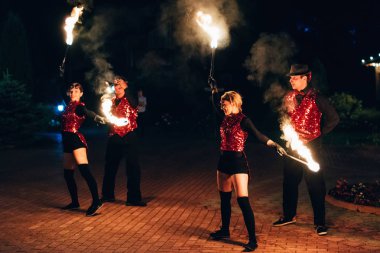 Semigorye, Ivanovo Oblast, Rusya - 26 Haziran 2018: Profesyonel dansçılar erkek ve kadın bir ateş gösterisi ve piroteknik performans yapmak