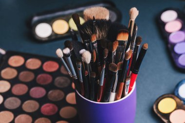 Makyaj fırçaları göz gölgeler ile profesyonel bir palet arka plan ayarlamak