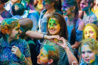 Vichuga, Rusya - 17 Haziran 2018: Mutlu yüzler boya renkleri Holi Festivali kızlarla