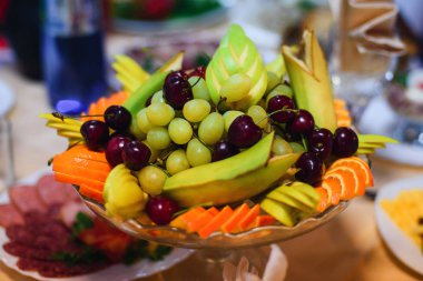 taze üzüm, kiraz, portakal, muz ve Elma ile meyve tabağı