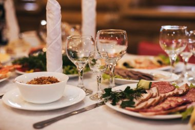 şenlikli masada aperatifler ile gözlük ve tabak