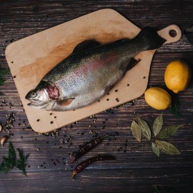 gökkuşağı alabalığı gemide baharat ile yalan