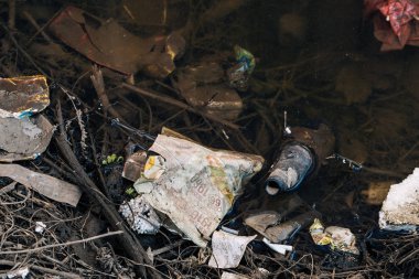 Vichuga, Rusya - 21 Nisan 2019: Nehirdeki suyu kirleten ve doğaya ve çevreye zarar veren çöpler