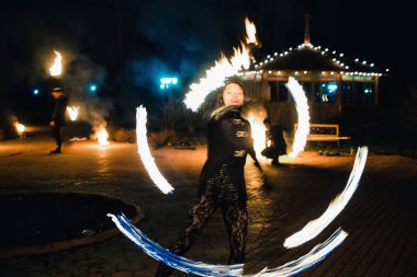 Semigorye, Ivanovo Oblast, Rusya - 28 Nisan 2017: Profesyonel sanatçıların yanan meşaleleriyle ateş gösterisi