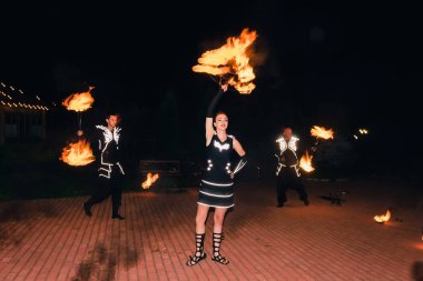 Semigorye, Ivanovo Oblast, Rusya - 16 Temmuz 2016: Yanan meşalelerle profesyonel sanatçılardan oluşan ekipten tehlikeli ateş gösterisi