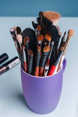 Masada makyaj fırçaları var.