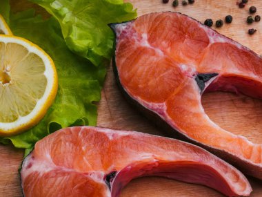 limon dilimleri ile kesme tahtası üzerinde taze somon