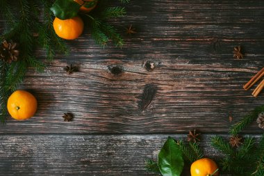 Mandalina, çam dalları ve çam kozalakları Noel arka plan. Tarçın, Yıldız anason ve kopya alanı kış tatil çerçeve. Düz yatıyordu üstten görünüm