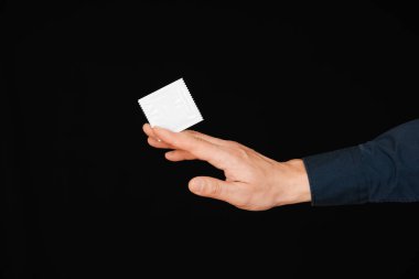 adamın elinde pakette prezervatif
