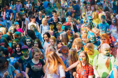 Vichuga, Rusya - 17 Haziran 2018: Kalabalık bir renk Holi festival kutlamak için çocukların