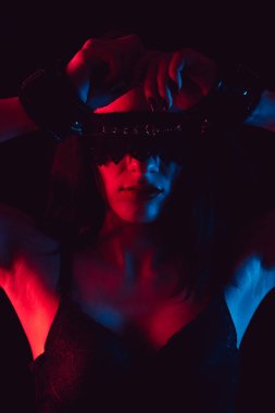 kelepçeli göz bağı ile kız yüz. Sert Bdsm seks ve şiddet kavramı