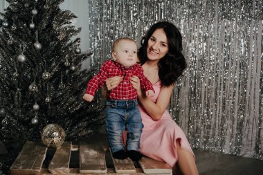 Anne ve küçük bir erkek bebek. Mutlu aile