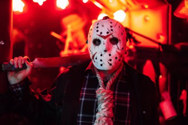 Cadılar Bayramı'nda ev yapımı beyaz maske Jackson adam